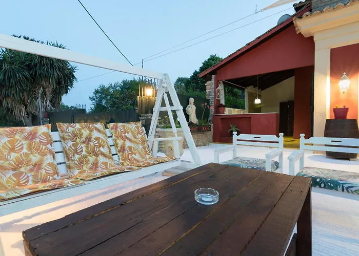Semesterbostad Zoe's Yard Family Summer House At Mon Repos Anemomylos